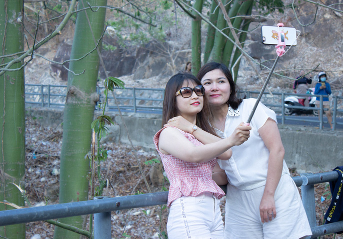 Phát[-]cuồng[-]với[-]những[-]cây[-]bông[-]gòn[-]"ma[-]mị"[-]ở[-]Vũng[-]Tàu